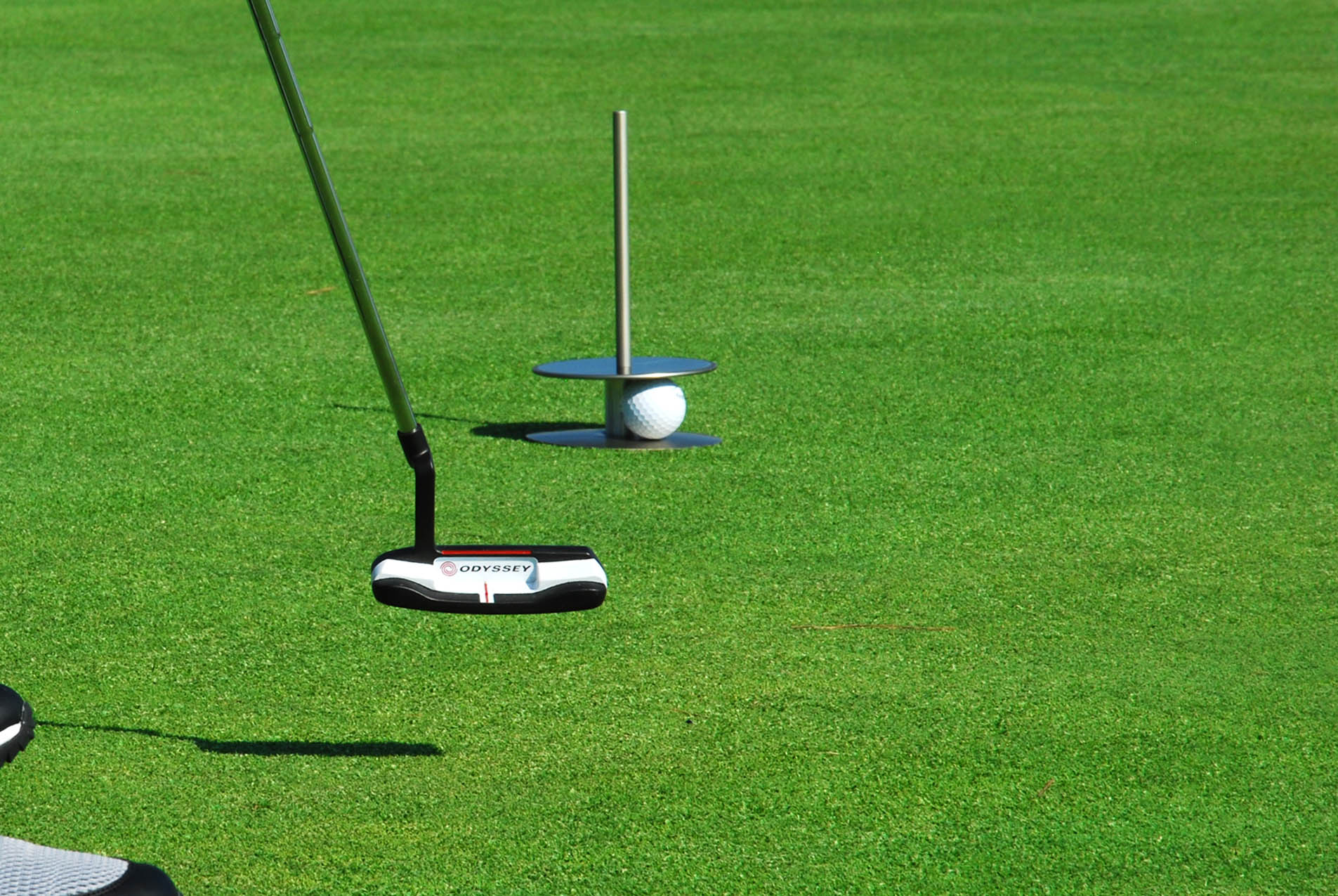 Hoyo GRAVIT colocado sobre césped natural en campo de golf