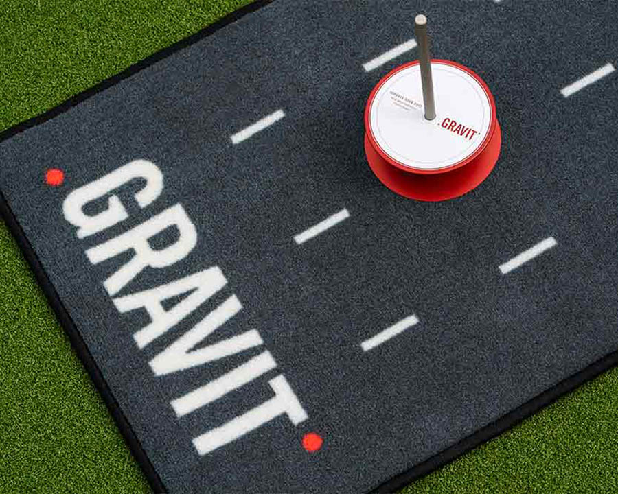 Alfombra Putting Mat de Putt360 con hoyo portátil instalado